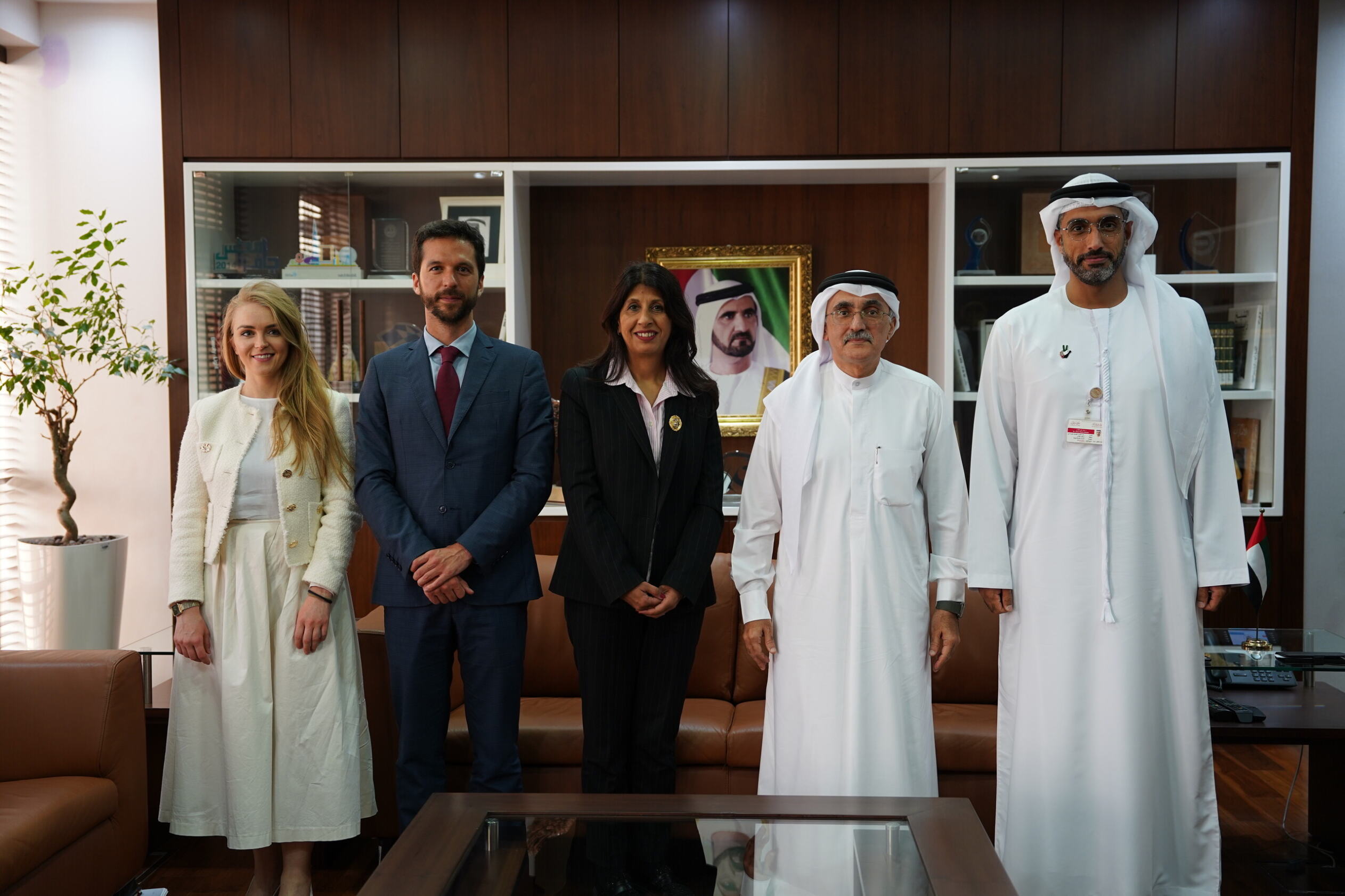   H.E Director General of the Government of Dubai Legal Affairs Department briefs President of the Law Society of England and Wales on the Emirate Practices in Regulating the Advocacy and Legal Consultancy Professions