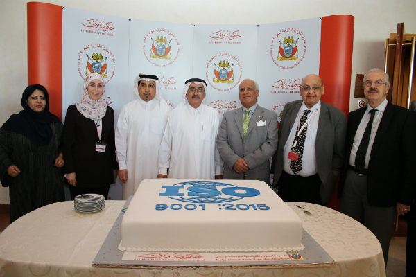 دائرة الشؤون القانونية لحكومة دبي تتسلم شهادة الأيزو «ISO 9001:2015»