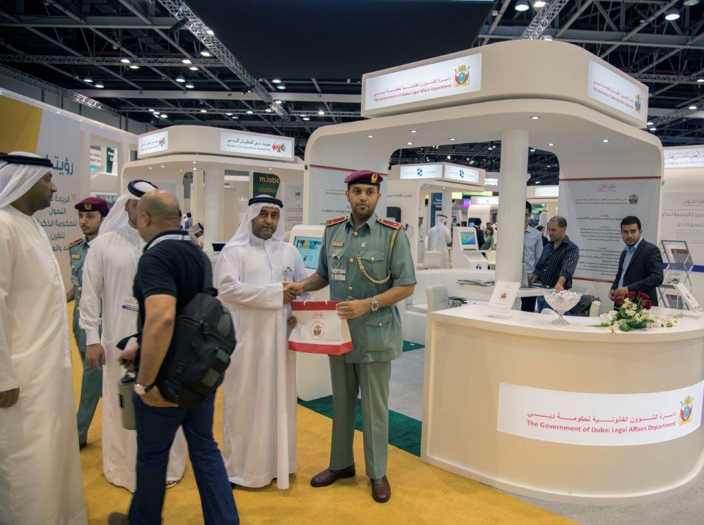 " الشؤون القانونية لحكومة دبي" تطلق خدمات ذكية جديدة في "جيتكس"  2015