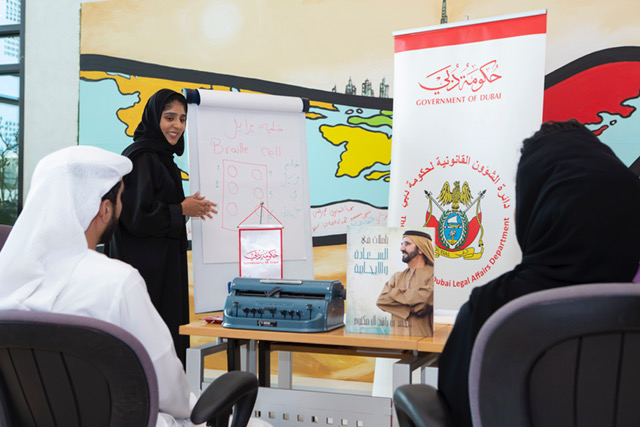 دائرة الشؤون القانونية لحكومة دبي تنظم ورشة عمل لتوعية موظفيها بالتعامل مع أصحاب الهمم