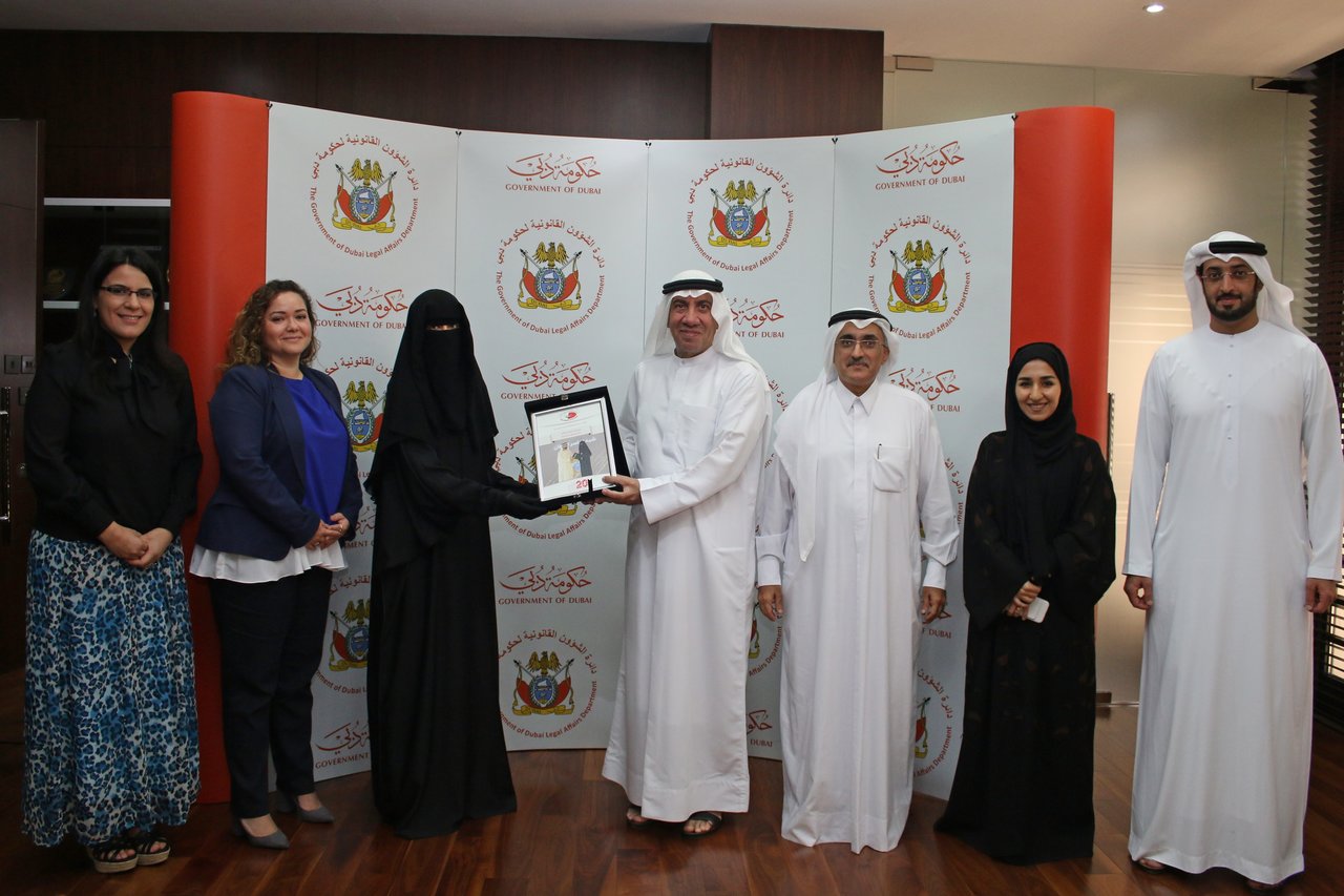 برنامج دبي للأداء الحكومي المتميز يكرم موظفي دائرة الشؤون القانونية لحكومة دبي