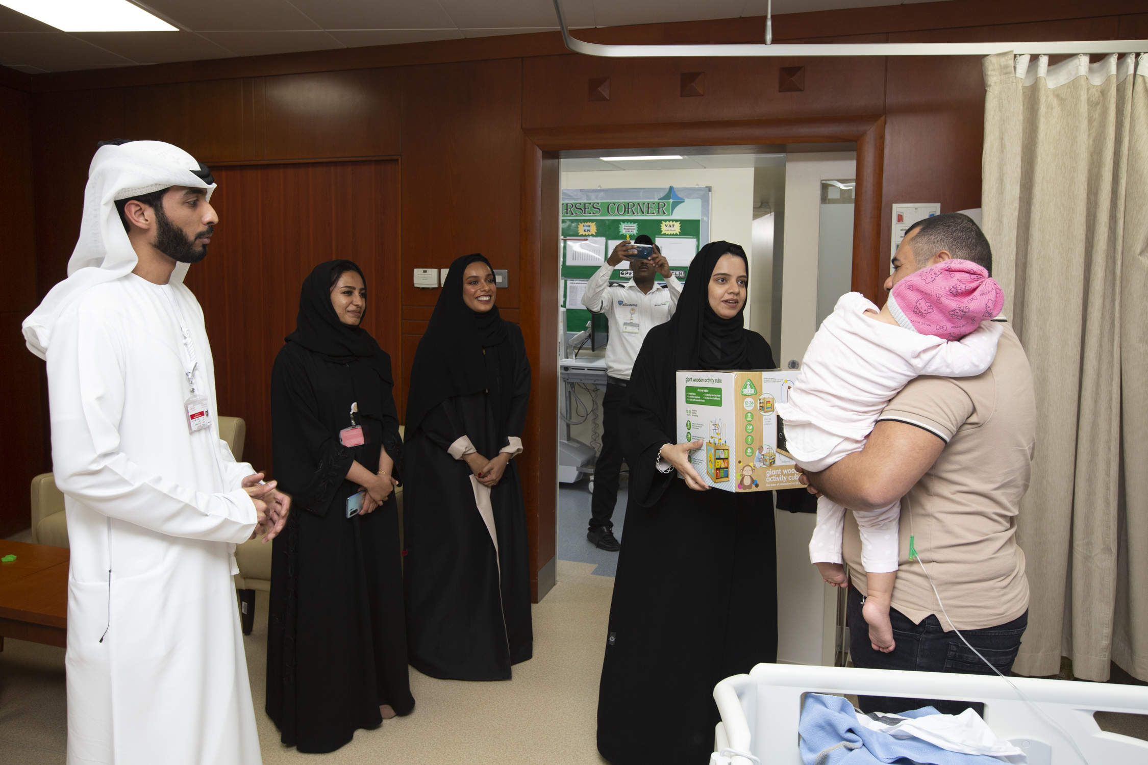 قانونية دبي تزور مرضى سرطان الأطفال بمستشفى دبي