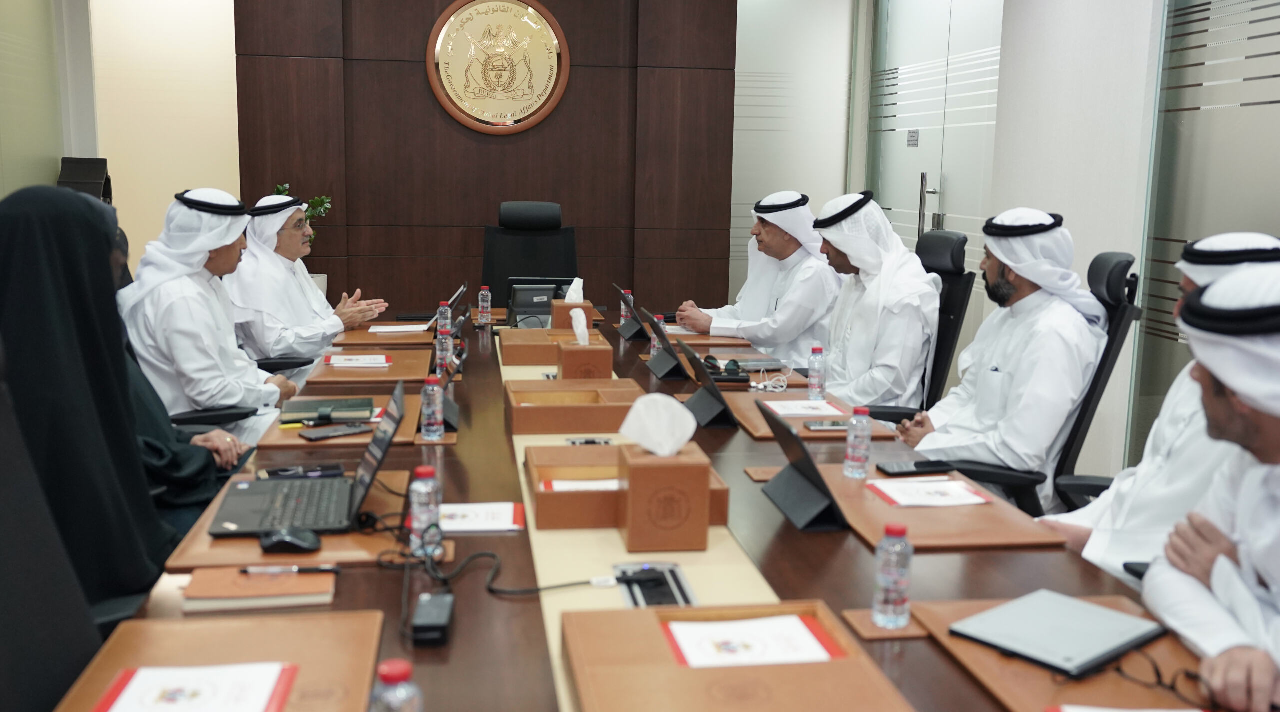 دائرة الشؤون القانونية لحكومة دبي تستقبل وفدًا من هيئة دبي للطيران المدني