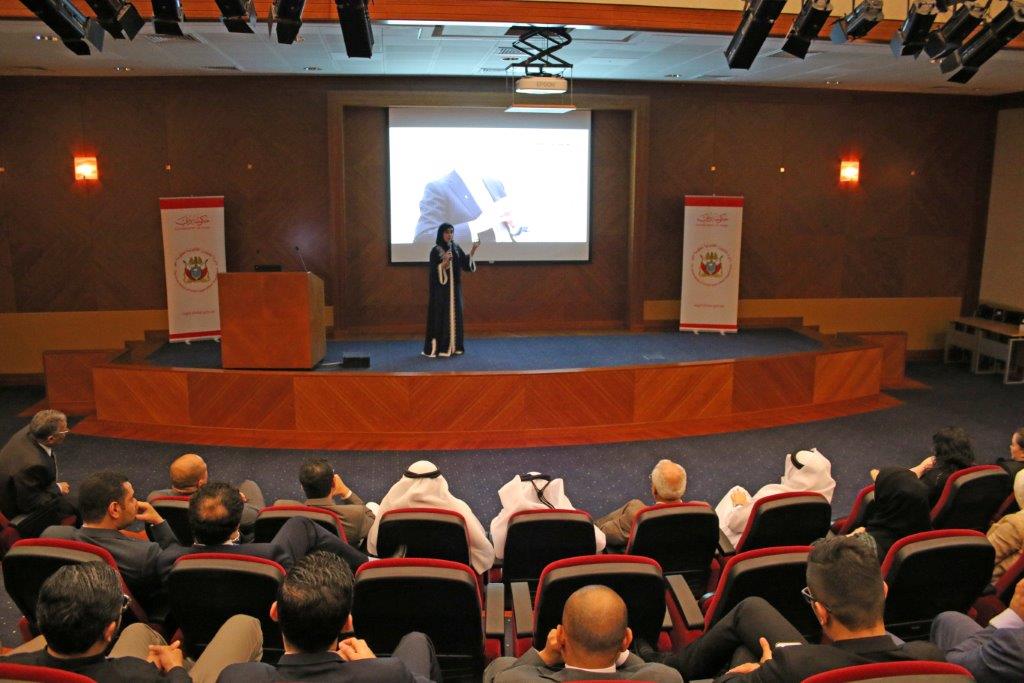 الشؤون القانونية لحكومة دبي تنظم محاضرة حول الطاقة الايجابية في بيئة العمل 