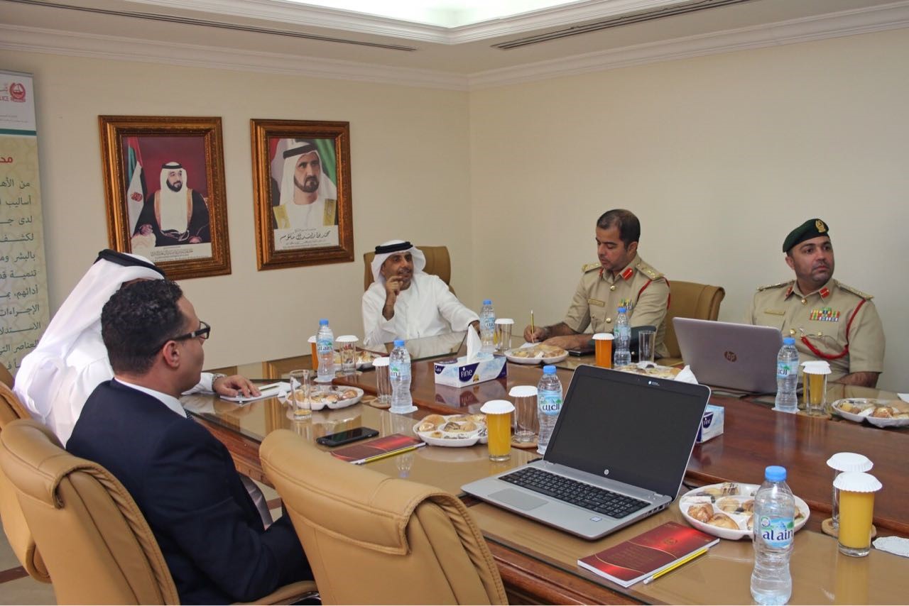 دائرة الشؤون القانونية لحكومة دبي تطلع شرطة دبي على "بوابة الجهات الحكومية"