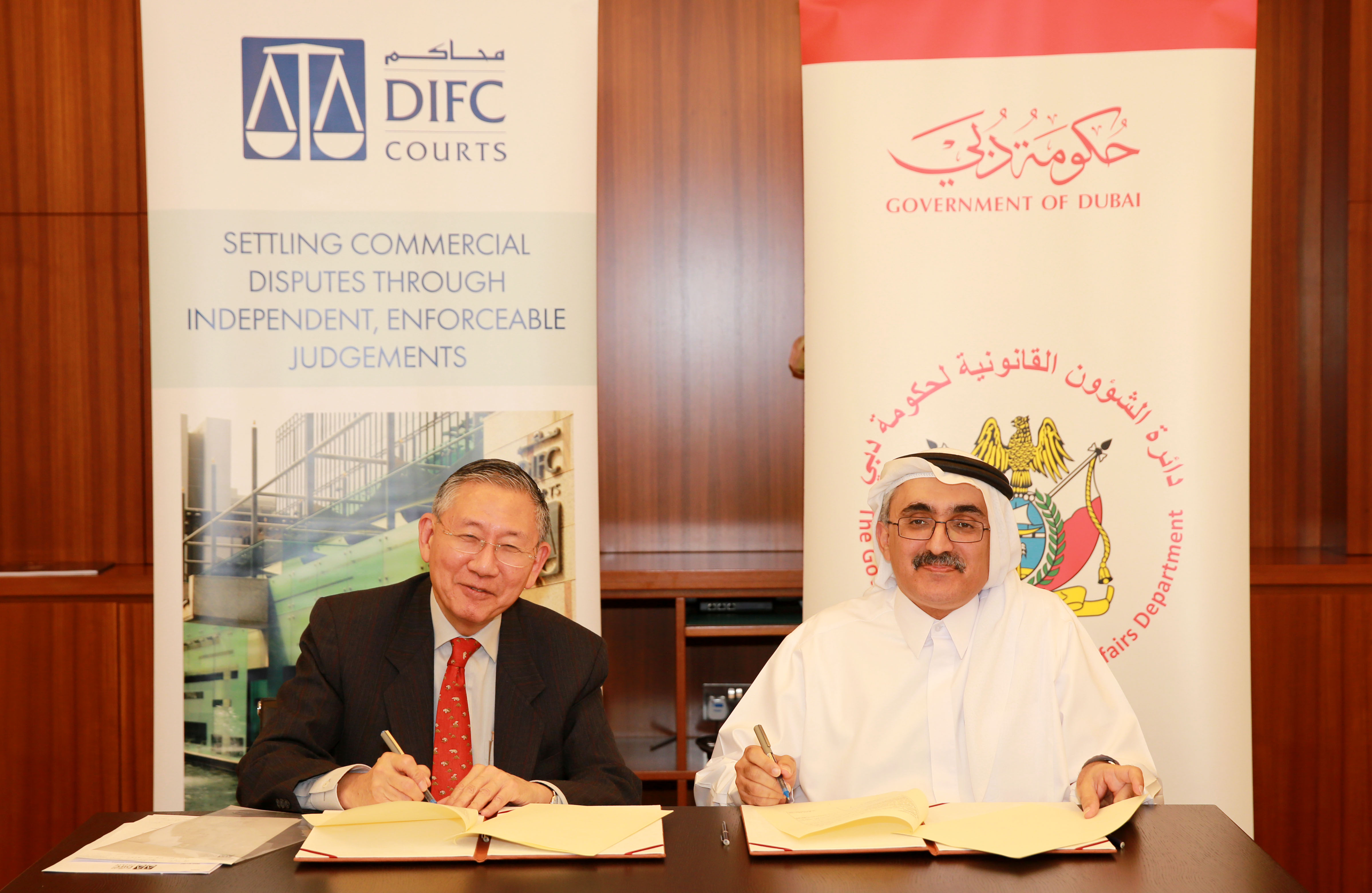 توقيع مذكرة تفاهم بين دائرة الشؤون القانونية لحكومة دبي وأكاديمية القانون التابعة لسلطة تسوية المنازعات لدى مركز دبي المالي العالمي 